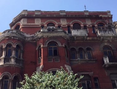 Εξέπνευσε ο 65χρονος που έπεσε από την ταράτσα στο «κόκκινο σπίτι» του Ιβάν Σαββίδη (upd)